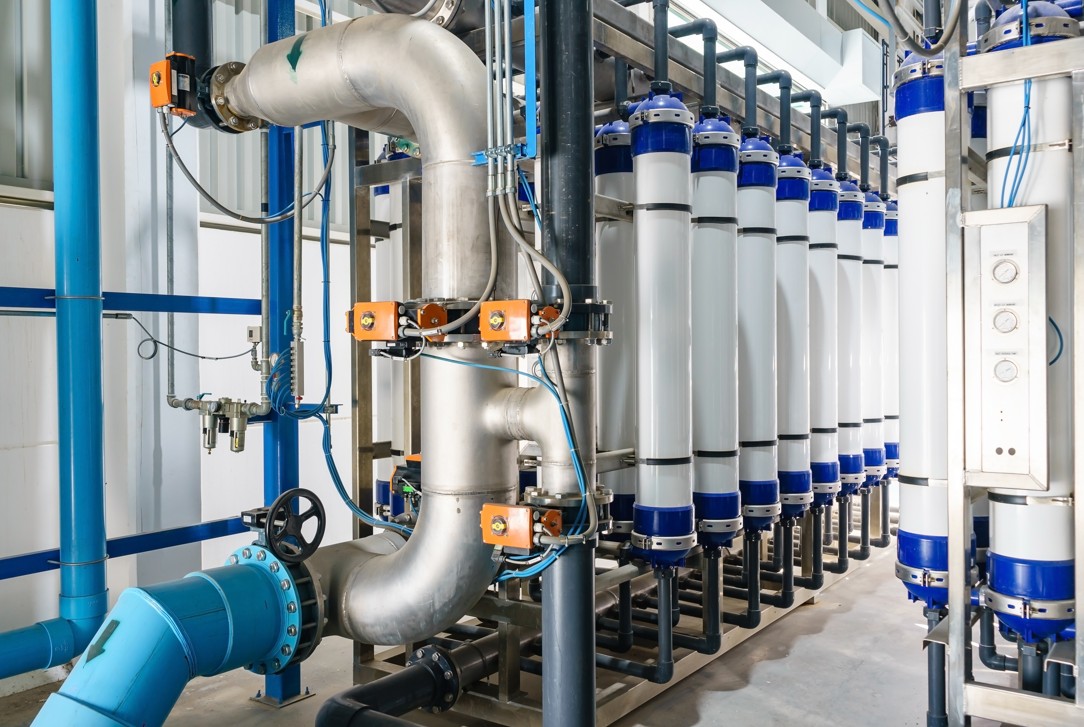 Filtering and outgassing using porous bleeder and filter cloth fabric